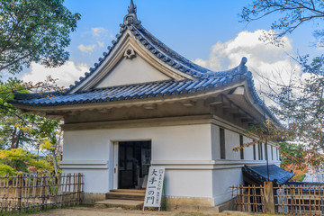 Fototapeta na wymiar 秋の丸亀城の大手門の風景