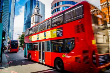 Tableaux sur verre Bus rouge de Londres Modern and old architecture in the City of London