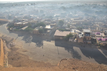 インドのラジャスタン州のジャイサルメール
世界遺産のジャイサルメール城
城壁内から見る、周辺の街並み
レンガ造りの伝統的な建物や住居