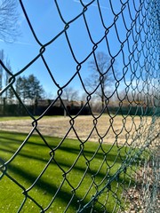 maschendrahtzaun sonne, maschendrahtzaun perspektive, maschendrahtzaun close up, 
chain-link fence, fence, gitterzaun, grüner maschendraht, maschendrahtzaun wiese
