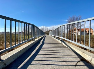 brücke schatten, brücke schattenriss, radfahren brücke, brücke eisen, fussgänger brücke, eisenbrücke, brücke sommer, brücke sonne, brücke perspektive