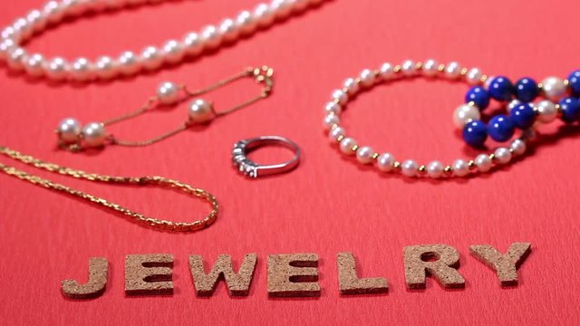 宝飾品とコルク文字