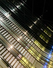 Obraz premium schody ruchome w centrum biznesowym, schody ruchome na stacji kolejowej, schody ruchome pod podłogą, metro, stacja metra, stal nierdzewna, na piętrze, zdjęcie z góry