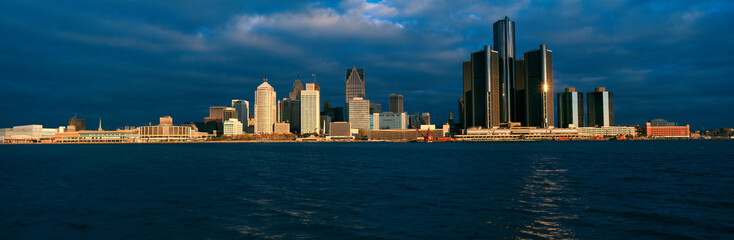 Fototapeta na wymiar Panoramic sunrise view of Renaissance Center, Detroit, MI