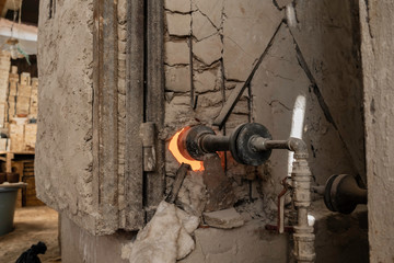 El horno para cocer tazas de arcilla está encendido.