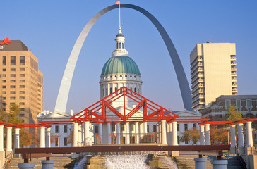 Naklejka premium St. Louis Arch and Old Courthouse, MO