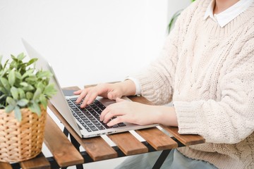 Fototapeta premium ノートパソコンを使う女性