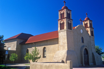 Fototapeta na wymiar Stucco church on road to Taos, NM