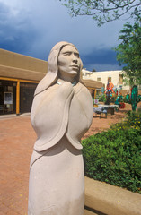 Obraz premium Detail of Sculpture of Indian Woman in Santa Fe, NM