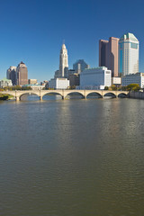 Naklejka premium Scioto River and Columbus Ohio skyline in autumn, with setting sunlight