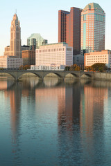 Obraz premium Scioto River and Columbus Ohio skyline in autumn with sunset reflection in water