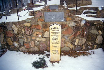 Grave site of Wild Bill Hickock, infamous outlaw in Mount Moriah Cemetery, Deadwood, SD in winter snow - obrazy, fototapety, plakaty