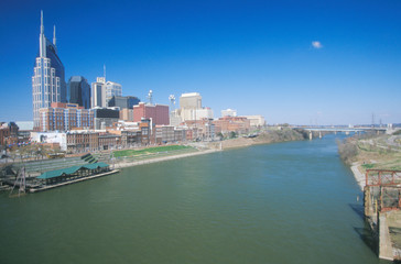 Obraz premium State capitol Nashville, TN skyline with Cumberland River in foreground