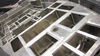 Stringers and bulkheads in professional metal powerboat bottom frame construction