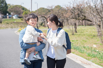 公園で遊ぶ若い家族
