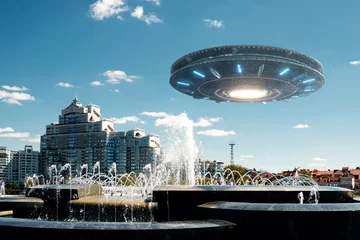 Fotobehang UFO ruimteschip in de lucht. Buitenaards leven, buitenaardse wezens © Aliaksandr Marko