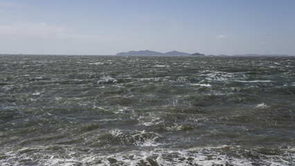 거세게 밀려오는 파도