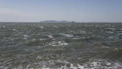 무섭게 밀려오는 파도