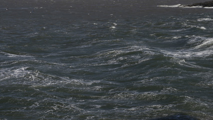 무섭게 흐르는 물결