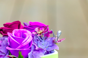 ピンクと紫のバラの造花