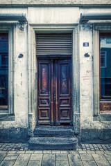 Alte verwitterte Tür in der Düsseldorfer Altstadt