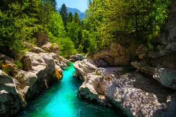 Fotobehang Smaragdgroene Soca-rivier met prachtige smalle kloof, Bovec, Slovenië © janoka82