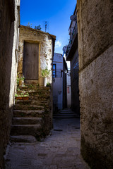 Antica strada storica con scale e palazzi antichi