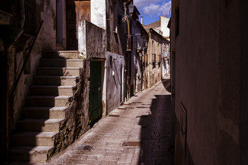 Fototapeta na wymiar Antica strada storica con scale e palazzi antichi