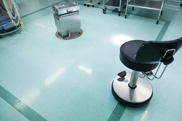Leerer OP Saal nache einer Operation in einem Krankenhaus
