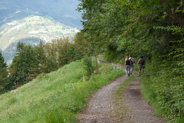 la gente cammina nel sentiero di montagna