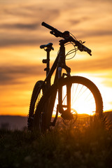 Fototapeta na wymiar Fahrrad steht vor Sonnenuntergang