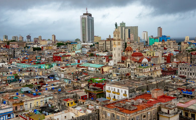Obraz premium Aerial view of the city of Havana with a stormy sky