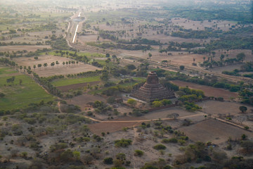 Vista dall'alto templi e paesaggi Birmani - 332099089