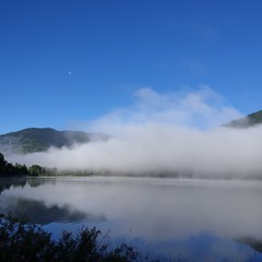 Obraz na płótnie Canvas Fog in the early morning on a lake in Montana