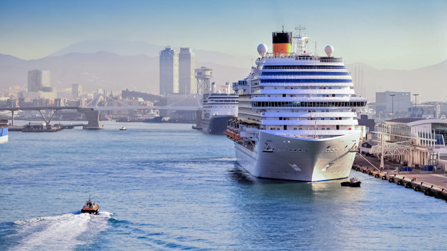 Navire de croisi&egrave;re au port de Barcelone, Espagne.