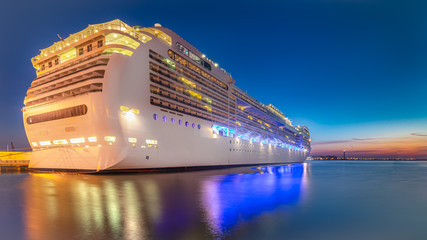 Obraz premium Navire de croisière en escale au port de Bari, Italie.