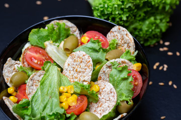 salad with spelled chips