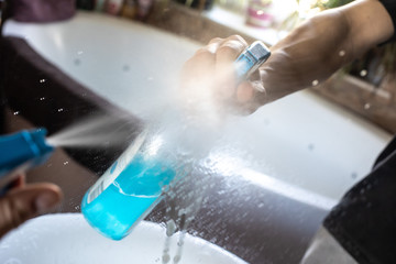 Spiegel im Badezimmer säubern 