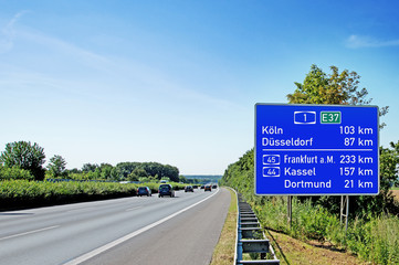 Entfernungsschild auf Autobahn 1 in Richtung Köln auf der Höhe Kamen