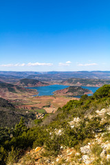 Fototapeta na wymiar Vue depuis les hauteurs sur le lac artificiel du Salagou (Occitanie, France)