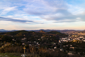 Vue sur la ville d'Alès et sa campagne depuis les hauteurs de la ville au coucher du soleil