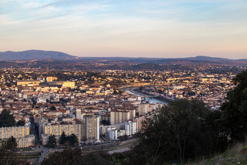 Vue sur la ville d'Alès et sa campagne depuis les hauteurs de la ville au coucher du soleil - obrazy, fototapety, plakaty
