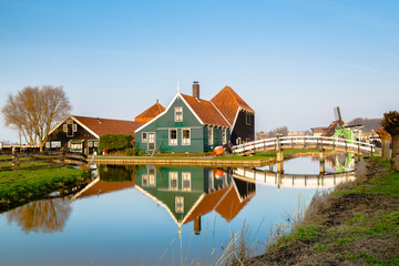 Fototapeta na wymiar Casa típica holandesa en Zaanse Schans