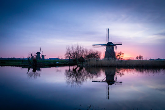 Molinos al atardecer en Kinderkijk, Holanda