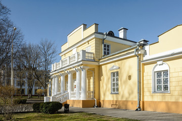 Fototapeta na wymiar The hunting lodge is a mansion in Gomel, an architectural monument of the first half of the 19th century. House Empire. Museum The museum has seven exhibition halls