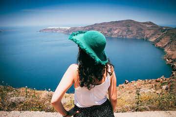 Apreciando las vistas en la isla de Santorini