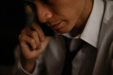 通話する男性　詐欺イメージ