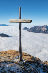 Gipfelkreuz auf dem Berg 