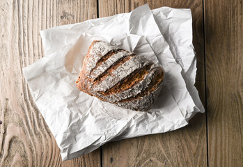Ein knusprig Bio Holzofen Brot oder Vollkornbrot mit Kruste vom Bio Bäcker gebacken.