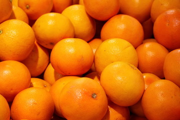 many ripe oranges in the supermarket